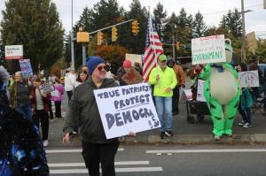 Hundreds came out for Fairwoods first No Kings protest. Photos by Bailey Jo Josie/Sound Publishing