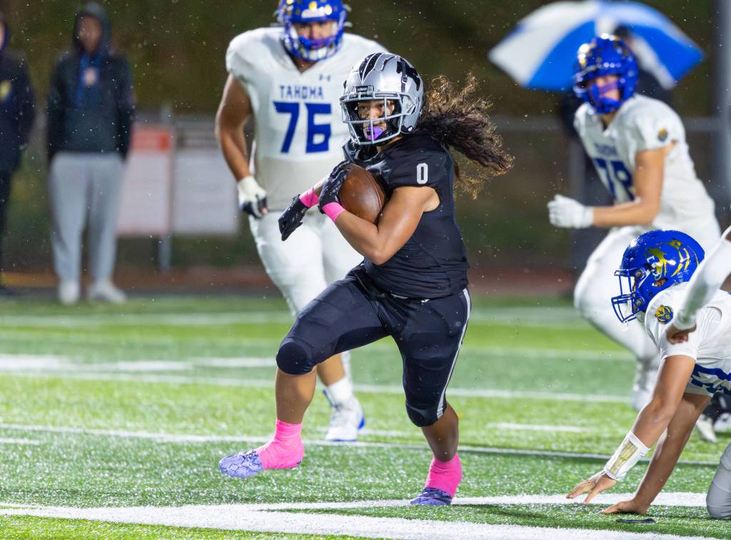 Ezra Moaalii runs the ball for Kentwood against Tahoma. Photo by Robby Mullikin