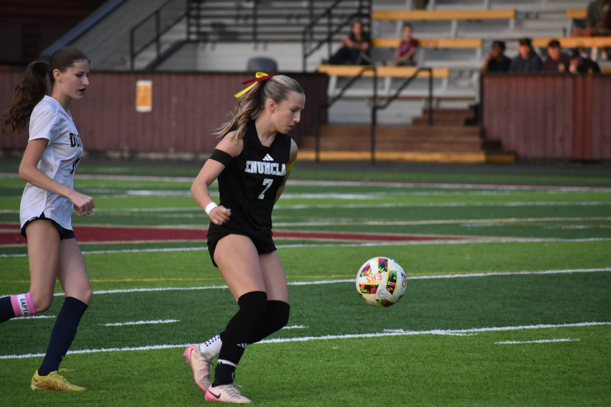 Sutton Kelsey controls the ball for the Hornets. Ben Ray / Sound Publishing