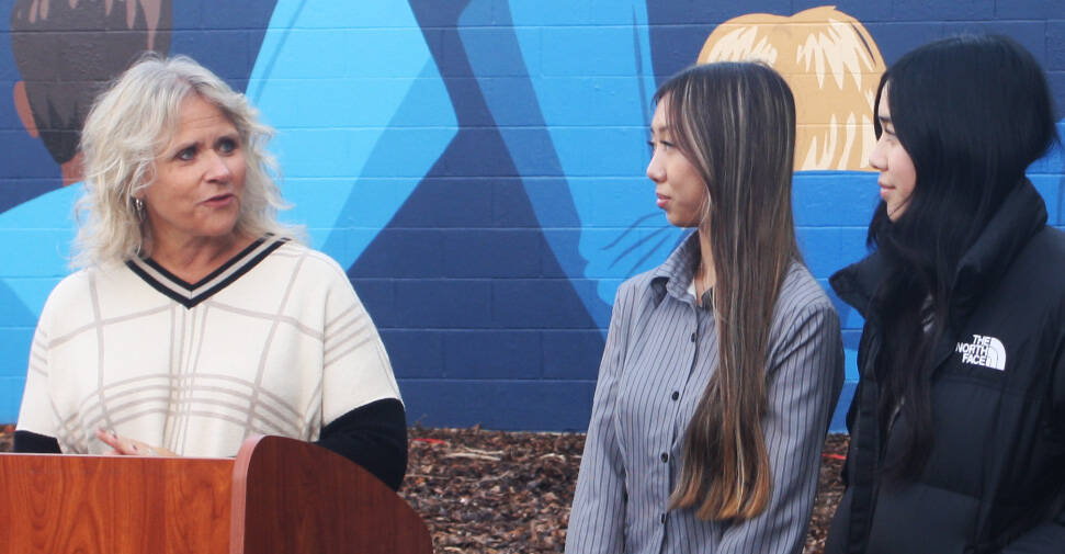 Kent Mayor Dana Ralph tells students how much she admires the new mural. STEVE HUNTER, Kent Reporter