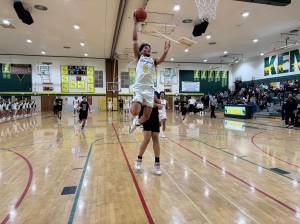 Chargers senior Giovanni Moimoi goes up for a dunk. Nathan Hyun / The Reporter