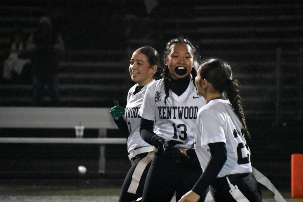 Madelynne Saechao talks to her teammates after an interception. Ben Ray / The Reporter
