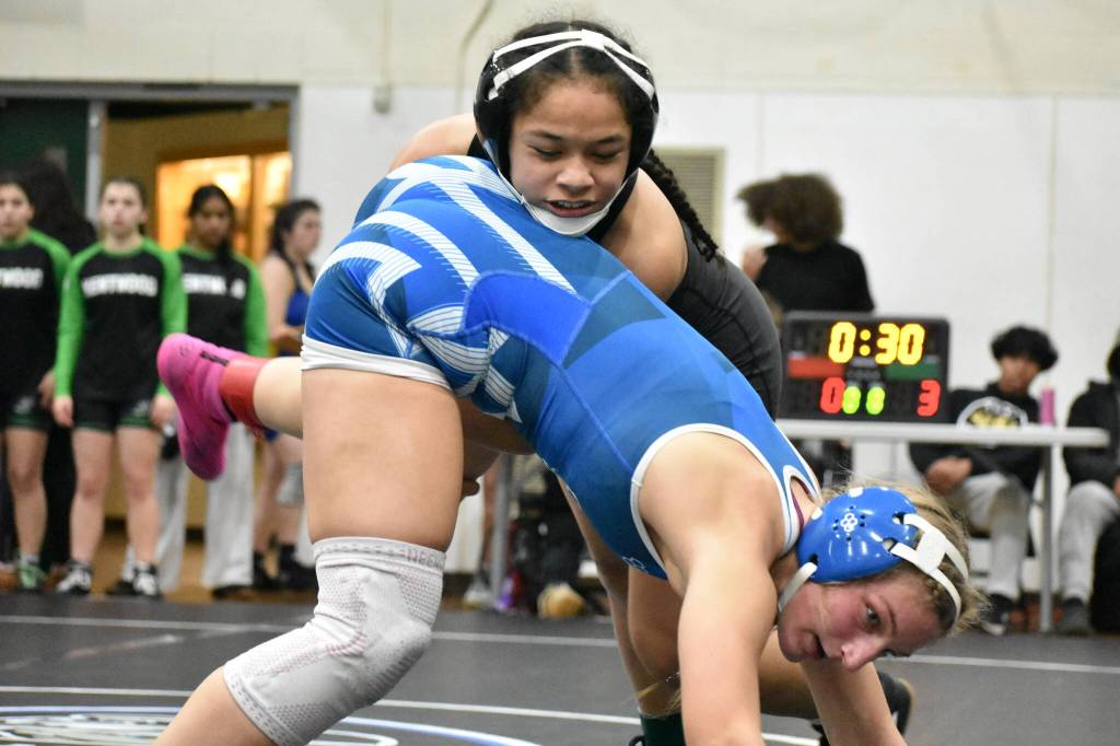 Yula Vi for Kentwood looks to dump her opponent from Auburn Mountainview. Ben Ray / The Reporter