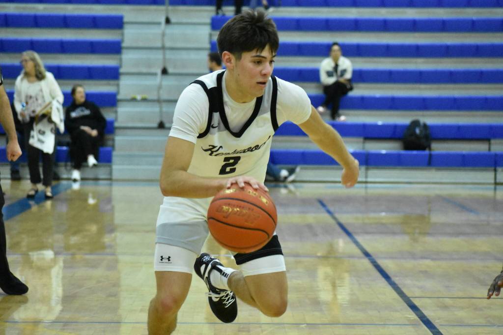 Brandon Tagle drives to the basket against Mountlake Terrace. Ben Ray / The Reporter