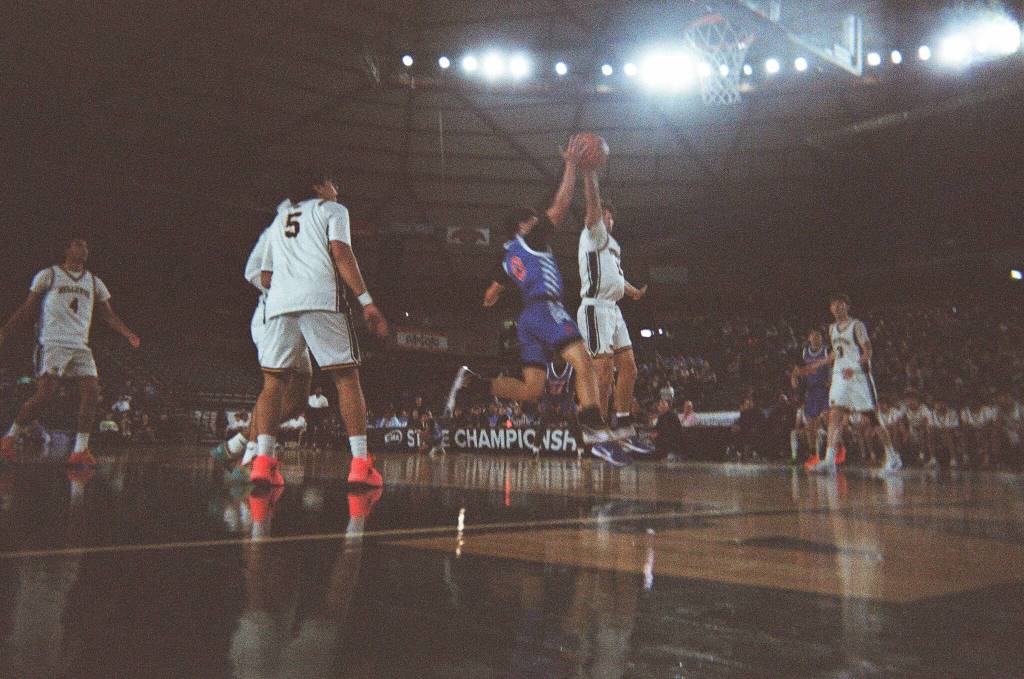 Kolven Posey goes up for a layup for Auburn Mountainview against Bellevue. Ben Ray / Sound Publishing