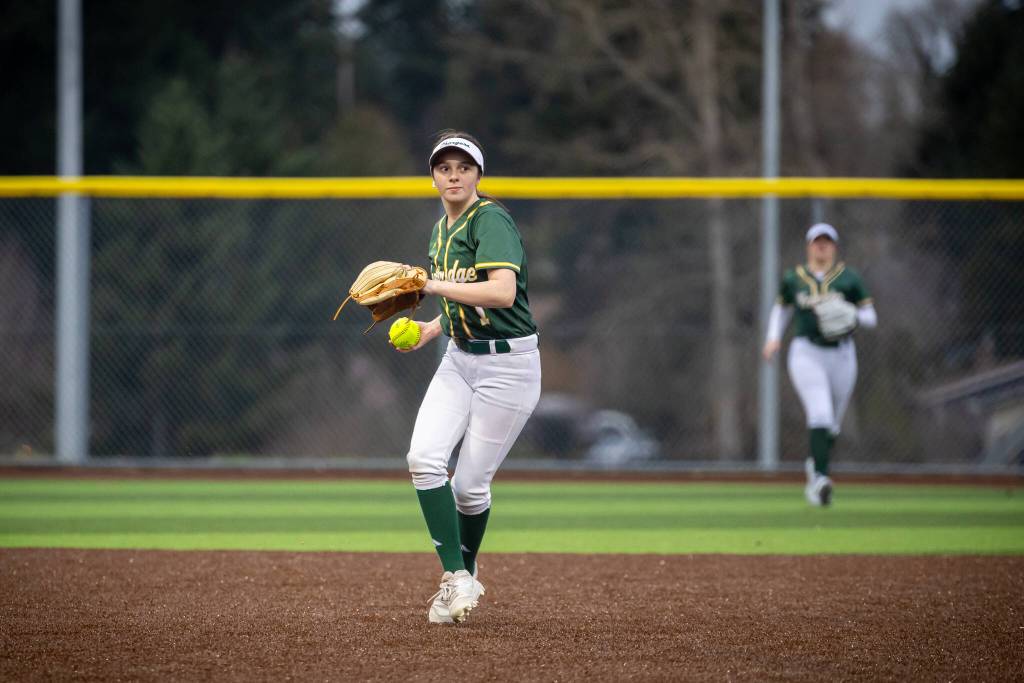Naomi Benavides makes a throw to first base. Photo provided by Eric Todd / @ETDPI