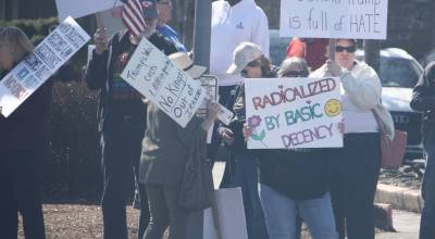 Protesters in Kent at West James Street and Fourth Avenue North during the March 28 No Kings rally. STEVE HUNTER, Kent Reporter